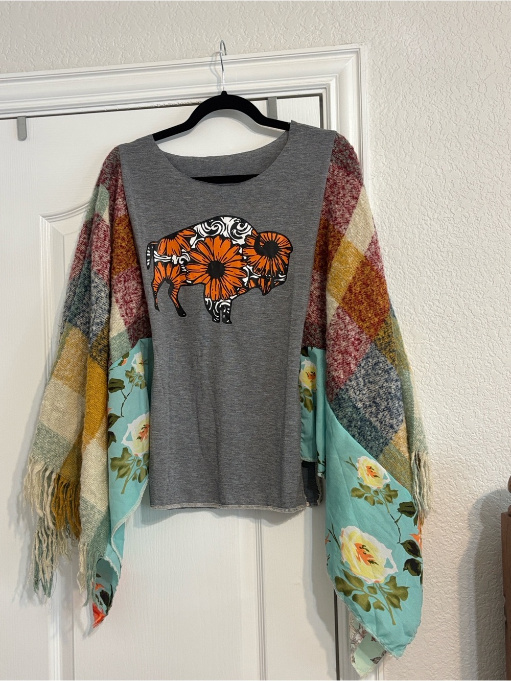 Boho Mixed-Media Women's Poncho with Floral Buffalo Graphic - Gray/Multi
